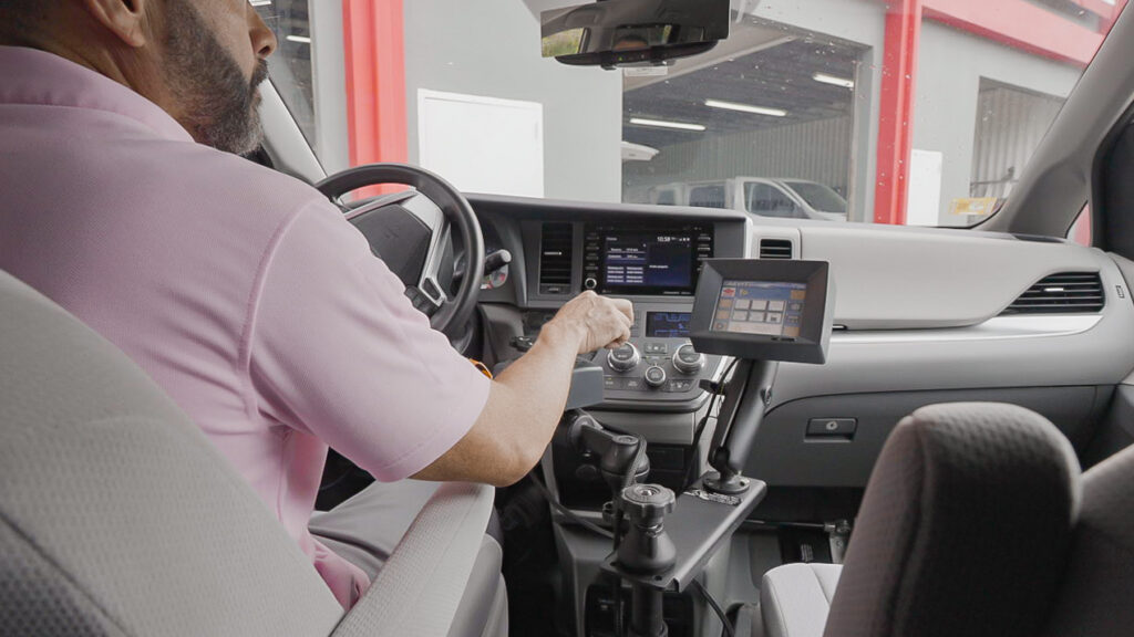 Persona con impedimentos manejando vehículo